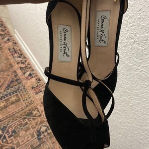 Comme ll Faut -Gamuza Negra Strap heel black peep toe